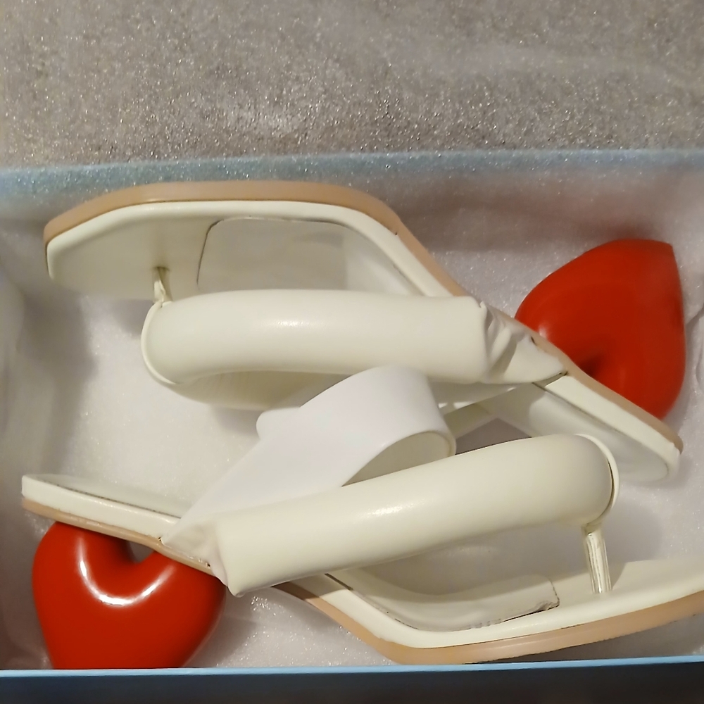 Elegant Design heart shaped heel leather buckle party sandles sz. 8.5 - Picture 3 of 12